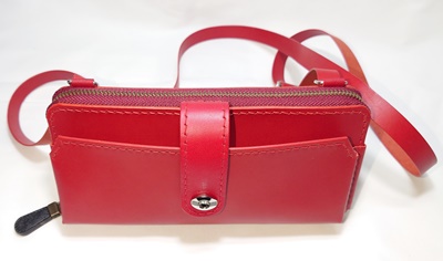 沖縄県　Iさんの作られたショルダーの付いた赤色のウォレットです。