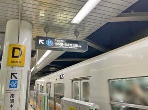 地下鉄中央線コスモスクエア駅のプラットフォーム