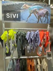 生地や縫製にこだわった首長犬用の犬服ブース