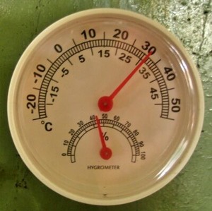 100均ショップで買える簡易型の温湿度計