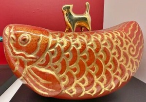 ベトナムの現代焼き物の魚とネコ