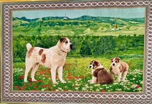 犬の絵を織り込んだ大きな絨毯