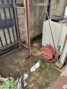 漏水で出来た水たまり