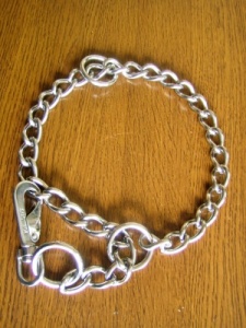 アイスナップをチェーン部分に引っ掛けてサイズ固定する例