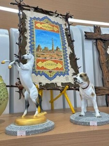 トルクメニスタン館のお土産物コーナーの馬と犬の置物