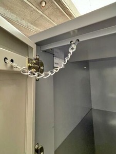 コインロッカーの中で働く弊社のチェーン
