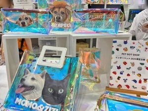 ペットの写真をポーチなどにプリントしてくれるブース