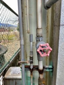 凍結により外れて漏水した配管