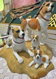 アラバイ犬親子の像