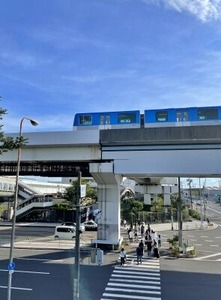 ワンちゃんとともに離れた駐車場に戻るお客様方