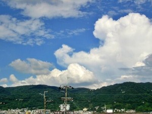 梅雨の生駒山上空に発生した入道雲