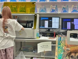 ペットの写真をバッグなどにプリントする作業現場